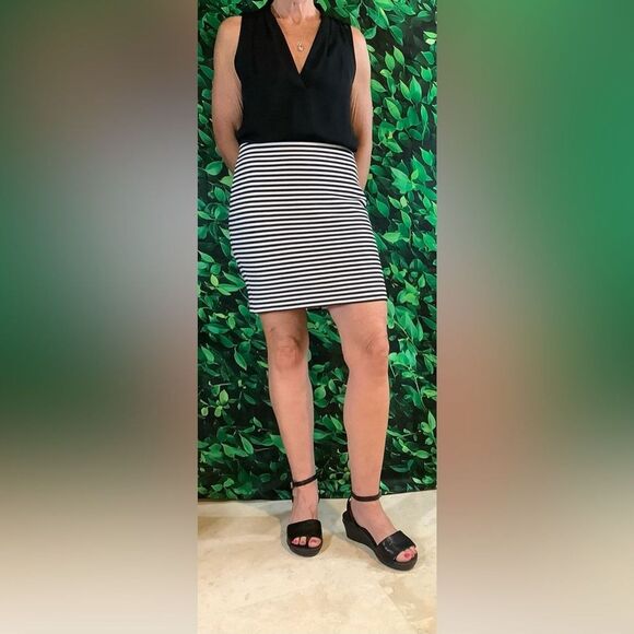 🖤 LOFT Black & White Striped Mini Pencil Skirt – Size Small - Picture 3 of 12